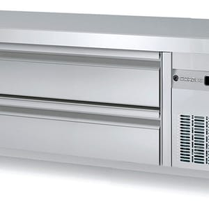 Mesa fría de preparación industrial, con 4 cajones, presenta un exterior en acero inox AISI-304, excepto el respaldo